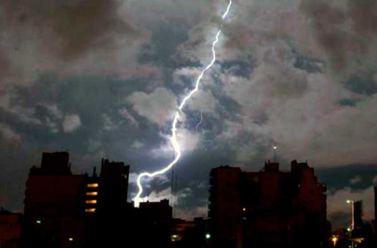 Alerta naranja por fuertes tormentas y vientos para las próximas horas