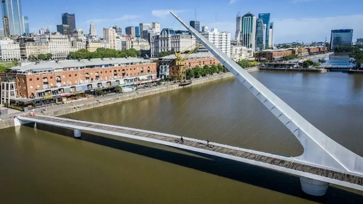 Un hombre se arrojó desde el puente de la Mujer