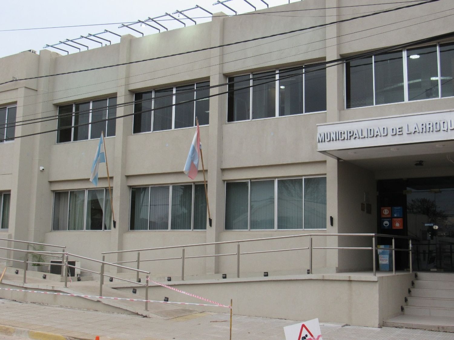 Larroque: avanzan las obras de puesta en valor del edificio de la Municipalidad
