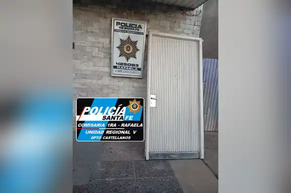 Aprovecharon la ocasión, ingresaron a una casa deshabitada y robaron una puerta de madera