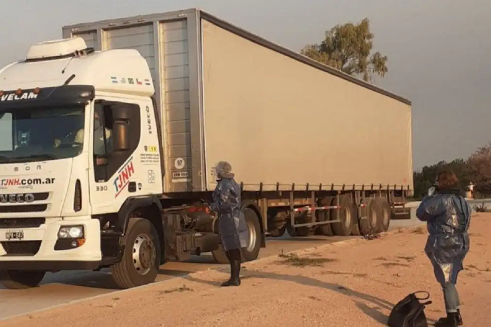 Lo tuvieron 30 horas sin dejarlo bajar de su camión por dar positivo de Covid