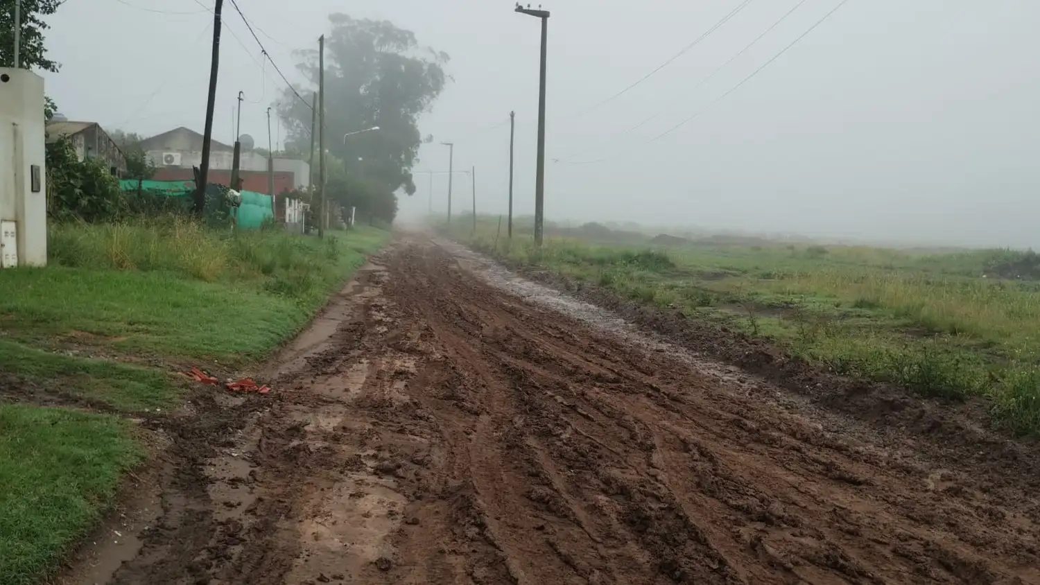 Los vecinos reclamaron respuestas al Municipio por el estado de la calle.