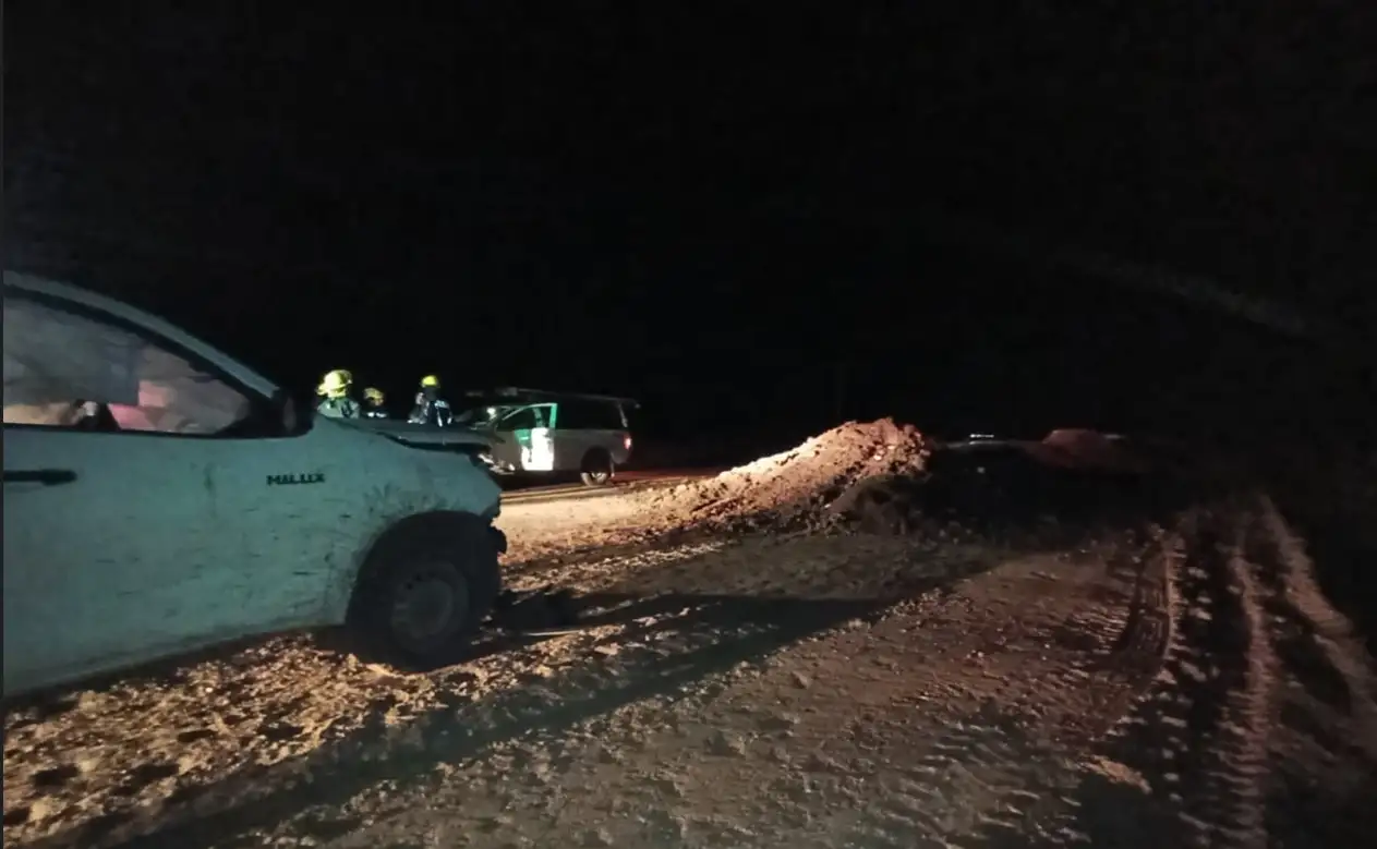 La camioneta terminó golpeando el montículo de tierra. Foto: BVVT