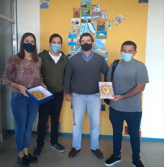 Morchio entregó banderas para el centro de estudiantes Leloir