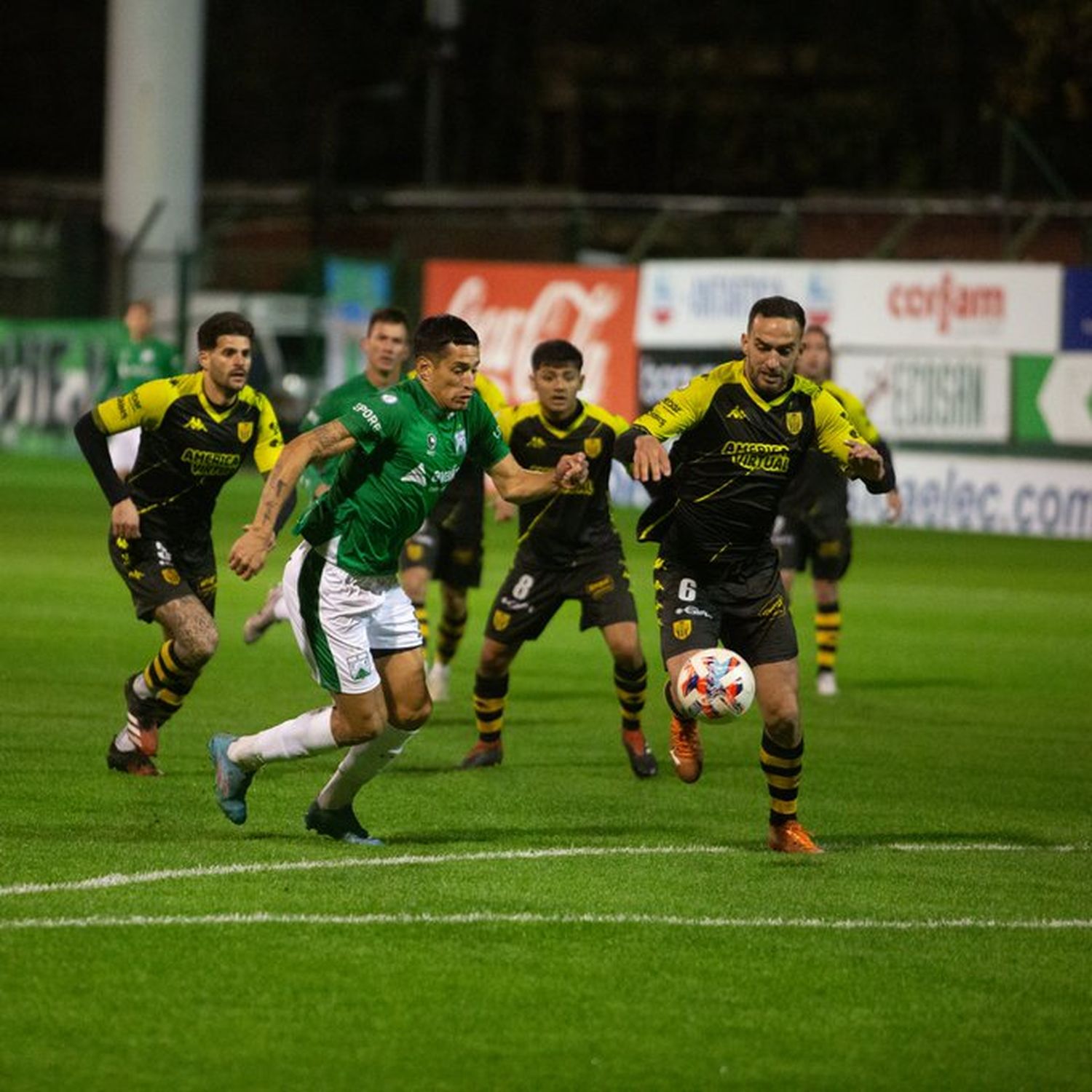 Márquez y Osinaga van por el balón. (Foto prensa Ferro Carril Oeste).