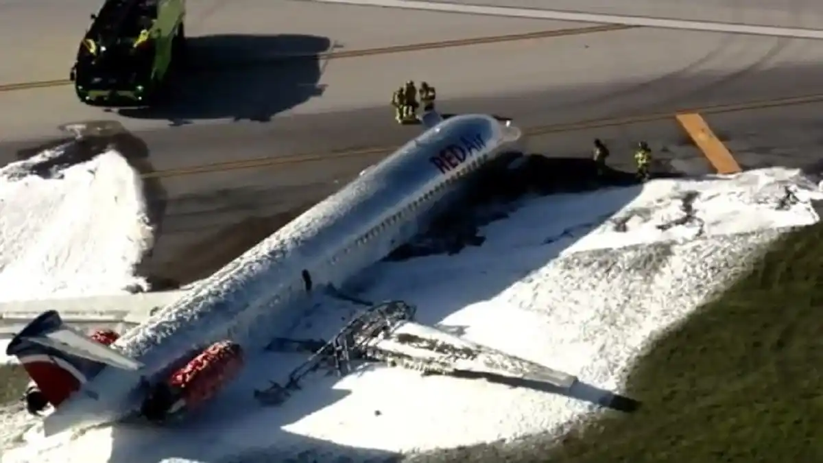 ¡CON PASAJEROS VENEZOLANOS! Aterriza de emergencia avión de Red Air en aeropuerto de Miami