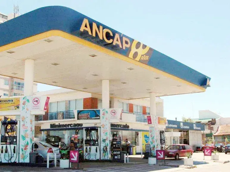 Tras el fin de la guerra, Uruguay baja entre 5 y 7,6% los precios de naftas, gasoil y gas