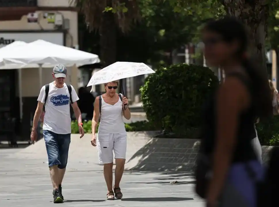 Una pareja camina por calles de Sevilla, España, durante la última ola de calor en Europa.