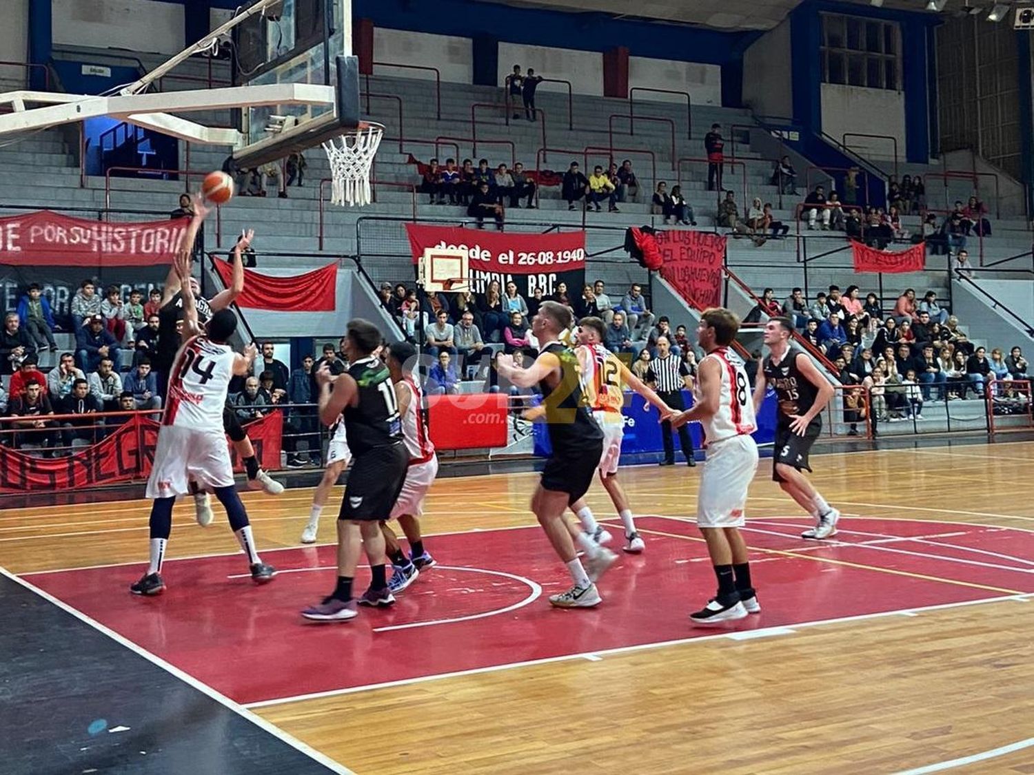 Olimpia perdió como local frente a Almagro y se quedó sin final