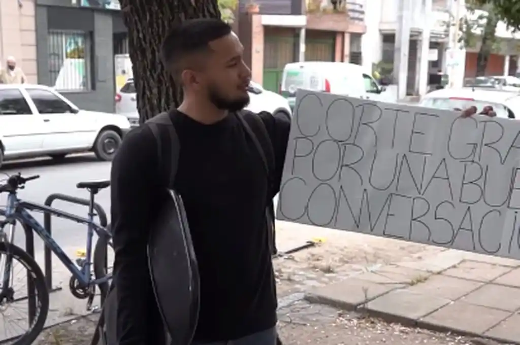 Santa Fe: es barbero y canjea “un corte por una buena conversación”