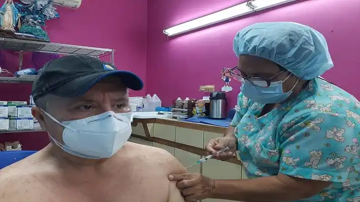 ¡ES DISCRIMINATORIO! Jubilados rechazan vacunación ligada al sistema patria