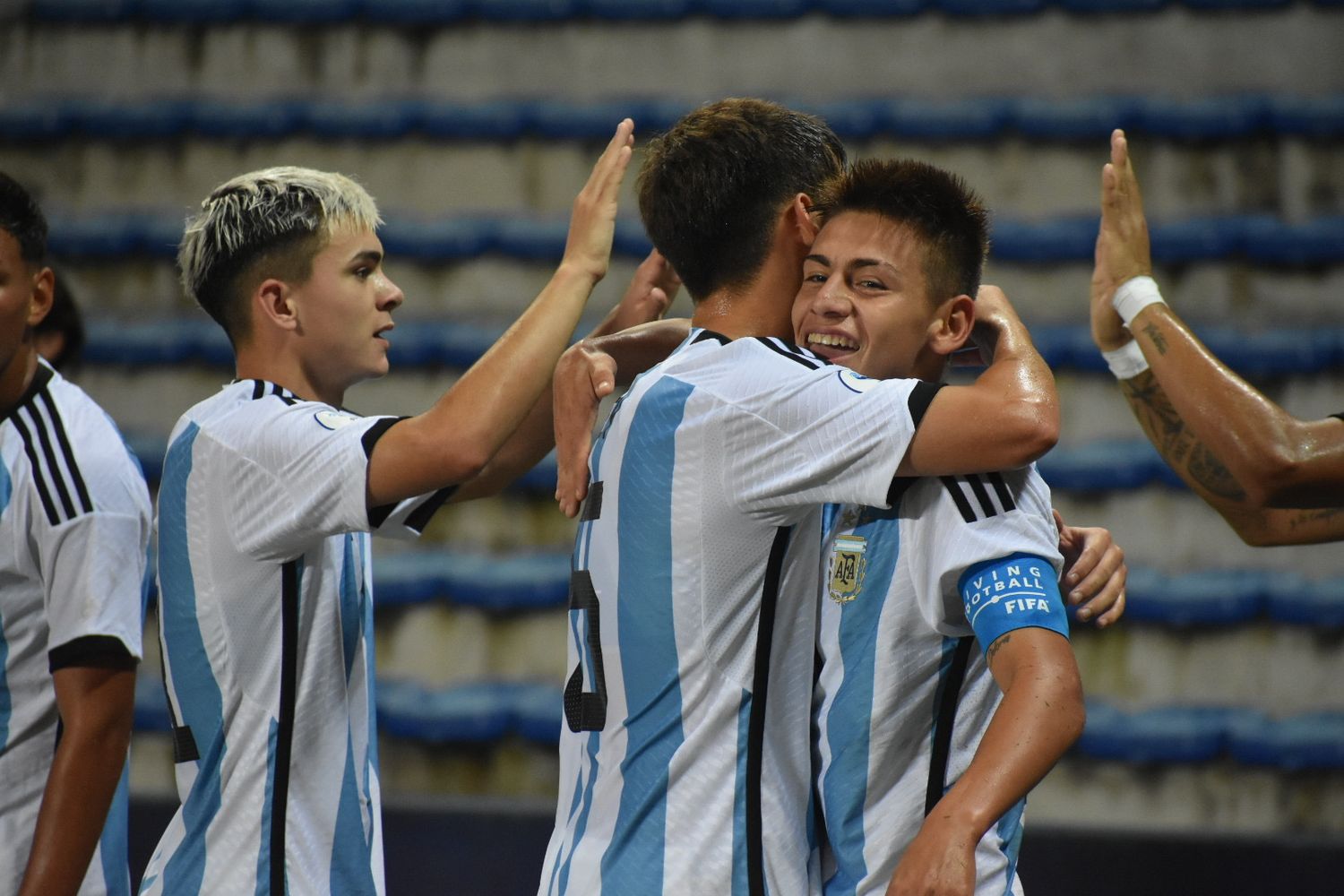 Argentina superó 4-2 a Venezuela.