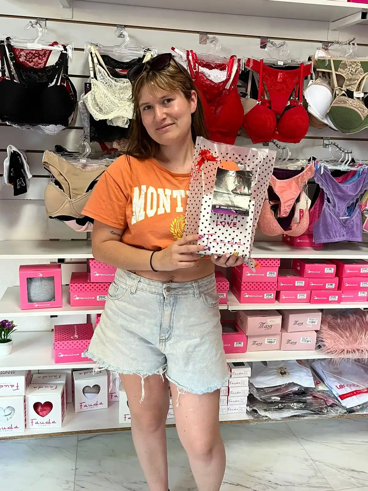 Milagros con el premio de Umma Lenceria