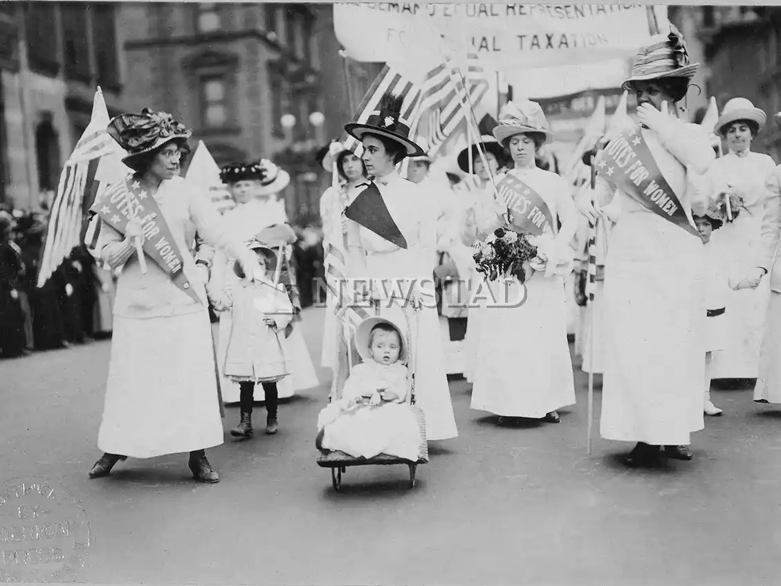 Las de antes. Feministas, con chicos protestando en las calles.