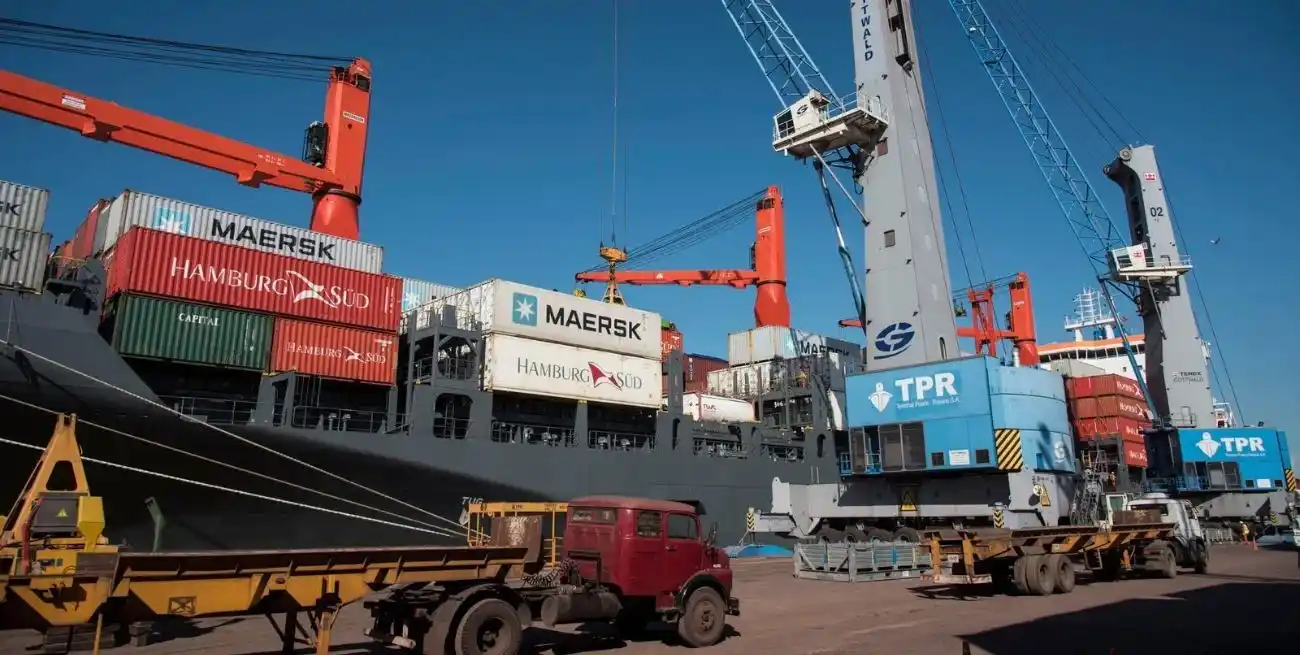 Las importaciones retrocedieron en medio del debate por la apertura.