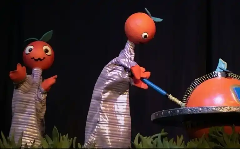 La programación integra técnicas diversas de manipulación, desde teatro de objetos hasta humor clown, con el objetivo de acercar el arte de los títeres a nuevos públicos.