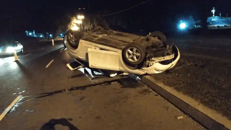 Rosario: chocó contra una columna de alumbrado y la tumbó