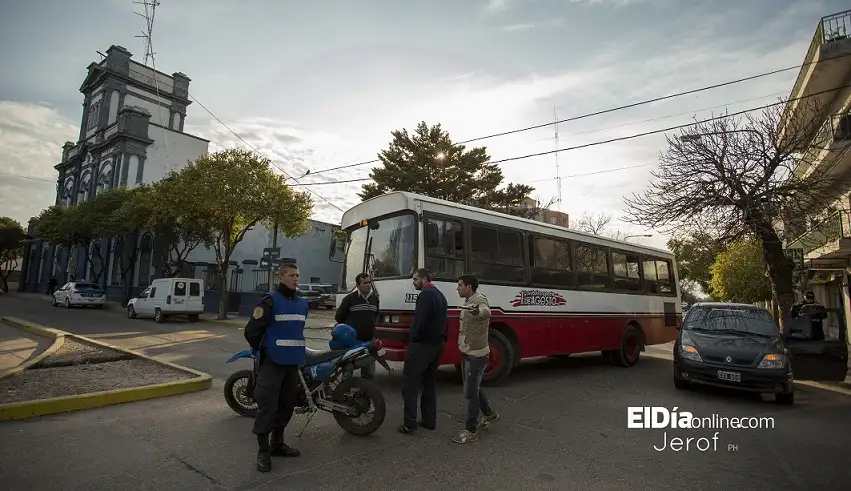 Choque entre un colectivo y una camioneta
