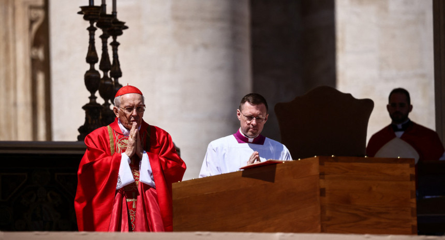 “Nadie se salva solo”: el cardenal Re despidió al papa Francisco con una emotiva homilia