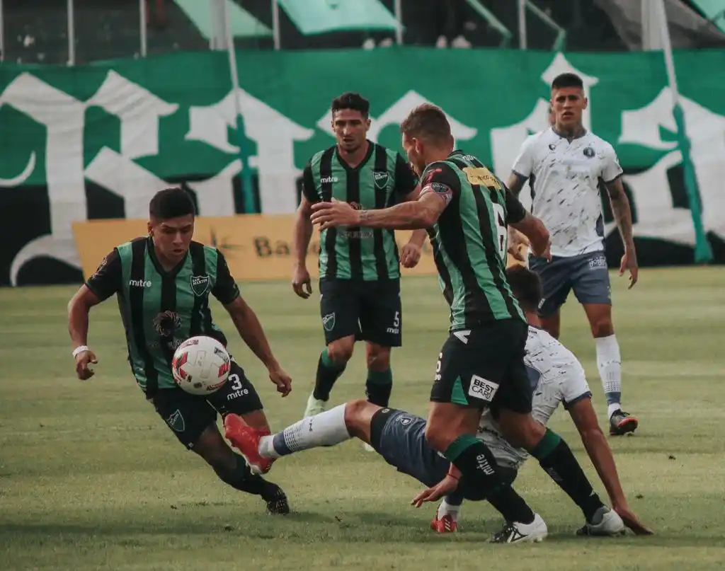 Alvarado sigue sin convertir afuera, pero sumó un punto