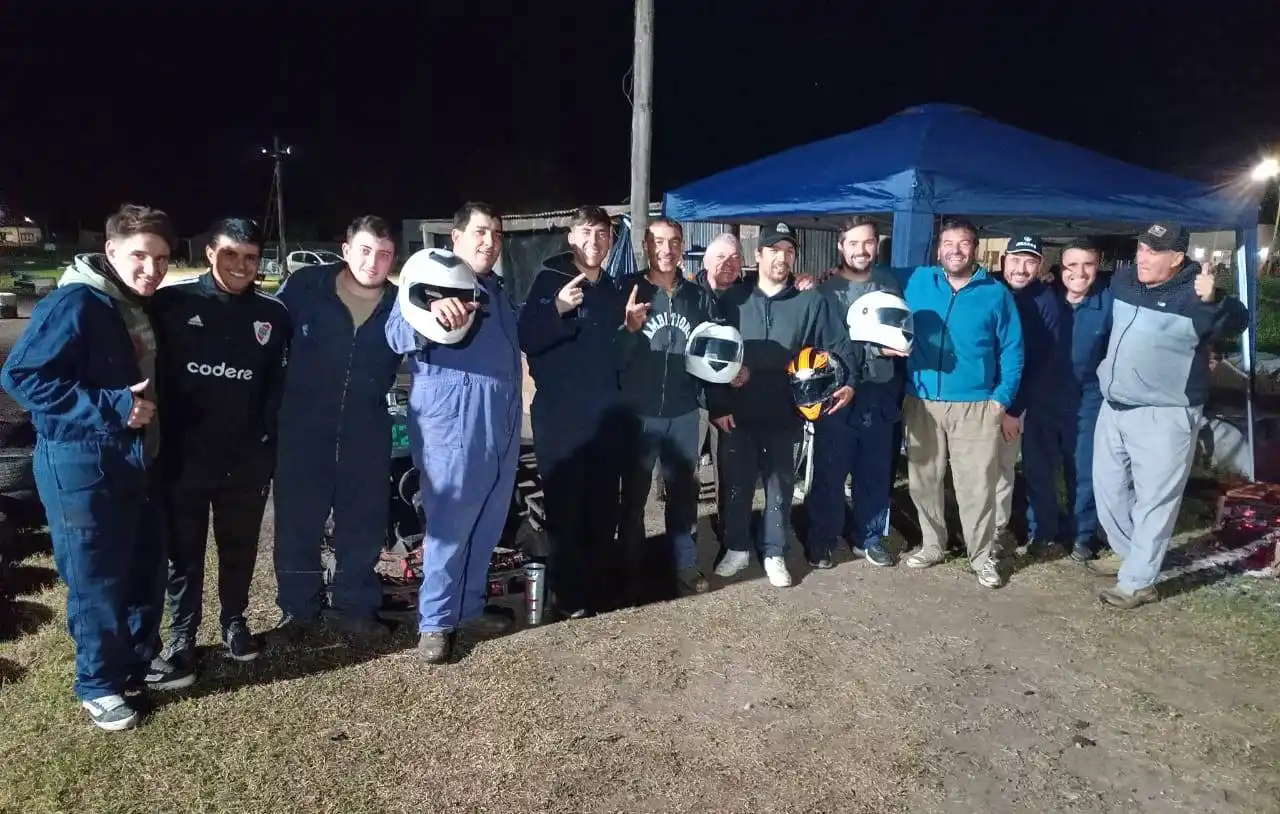 Una pista y kartings en alquiler. Martín del Valle junto a algunos de quienes comparten la pasión por esta actividad