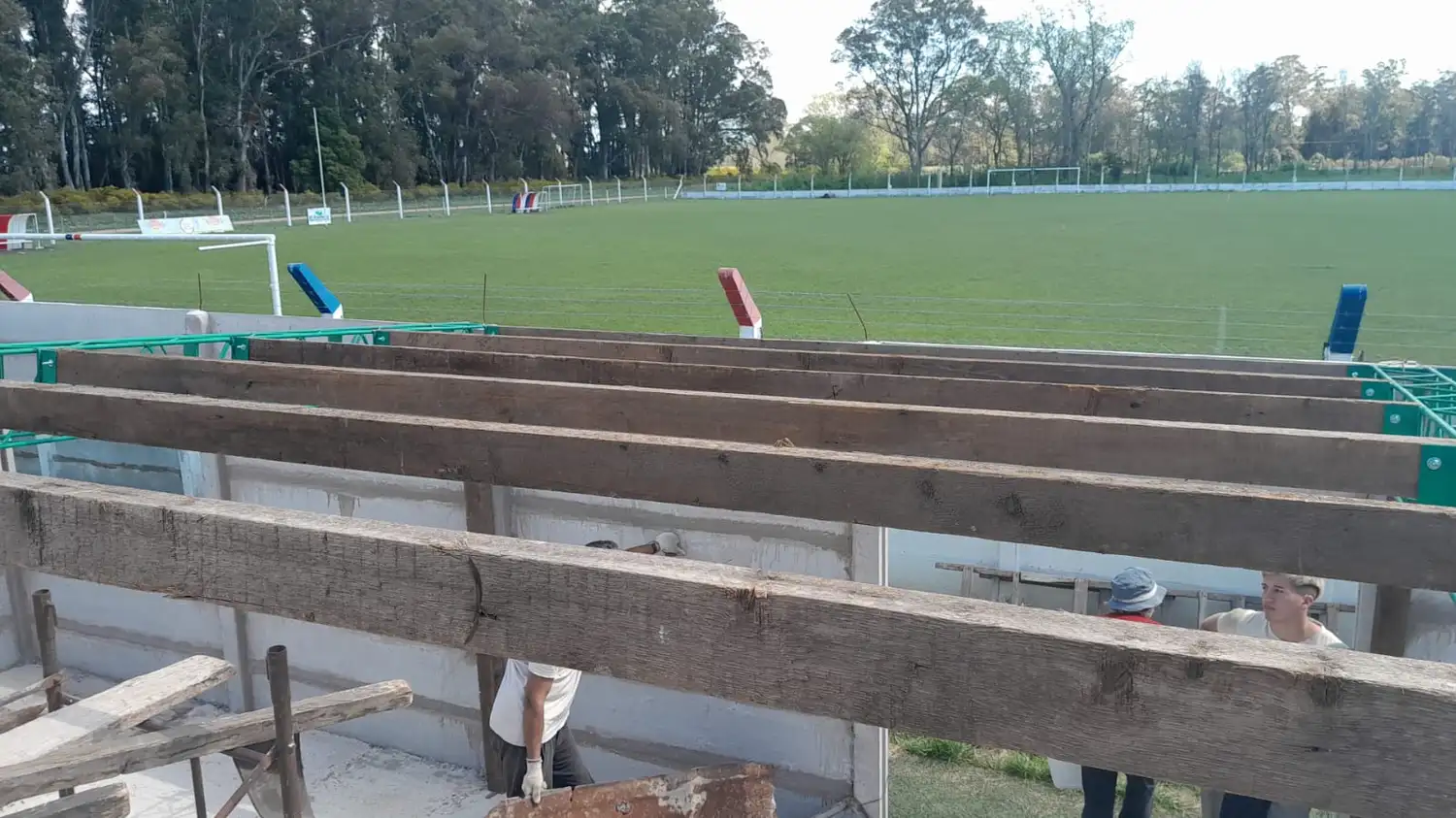 Trabajar por los clubes agrarios. Una de las obras en marcha en Iraola, a la cual podría beneficiar el subsidio.