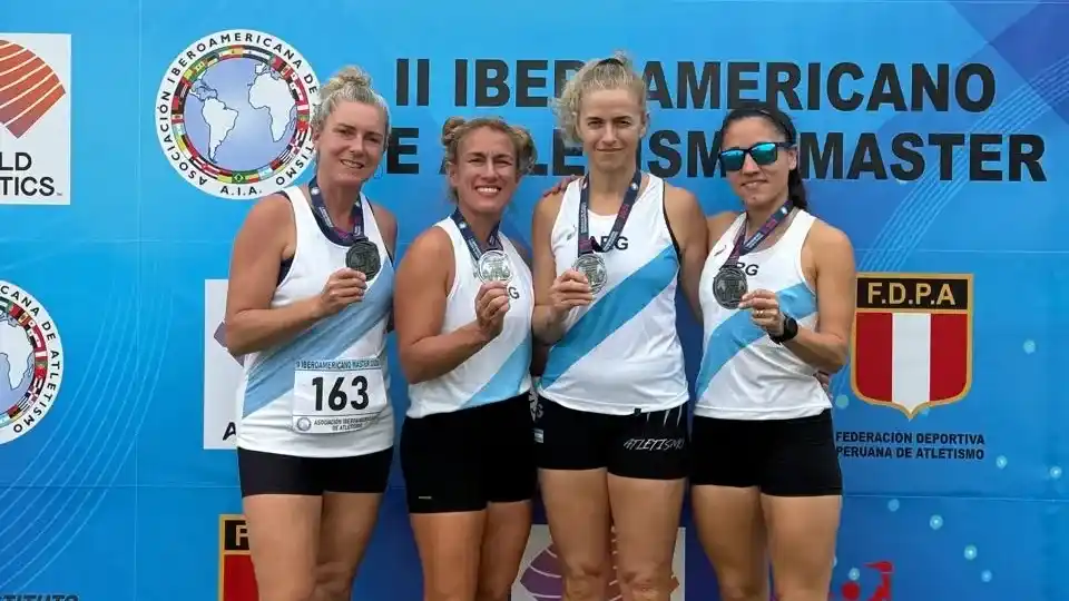 Cecilia Alcorta, con sus compañeras y la medalla de plata en la posta 4x400 W40
