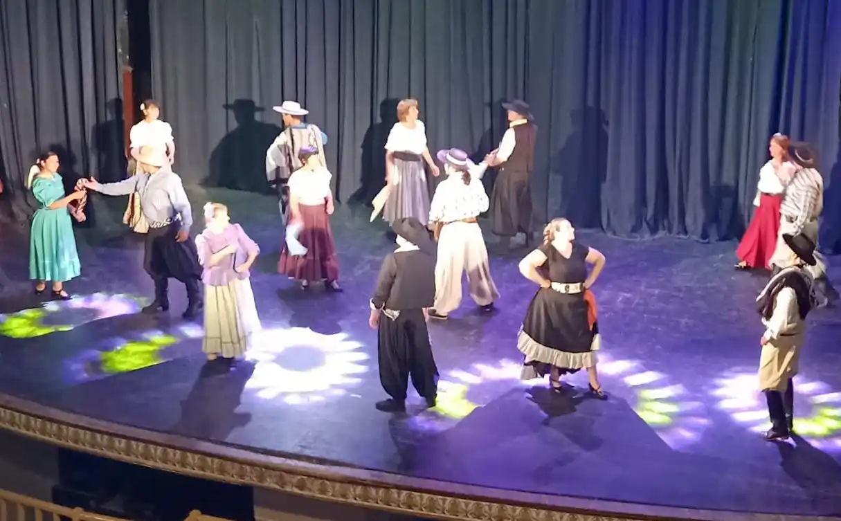 Danzas folclóricas. Se presentaron en el Teatro París