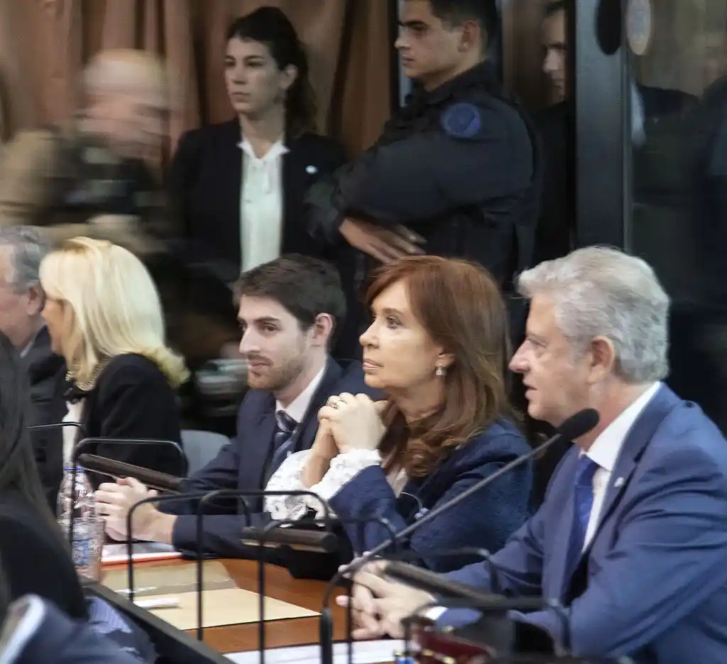 La expresidenta escuchó las acusaciones desde la última fila, en el inicio del juicio