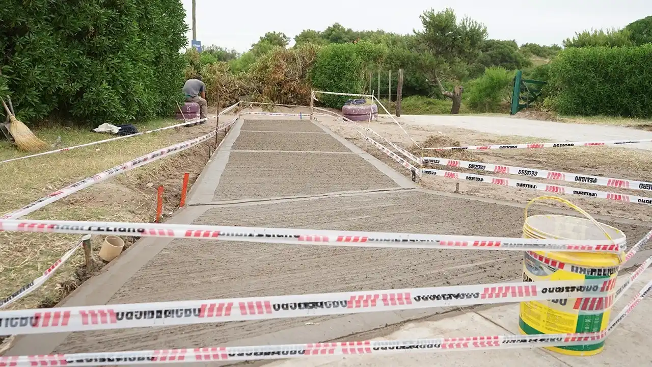 Se construyen nuevas bajadas inclusivas en las playas de Necochea y Quequén