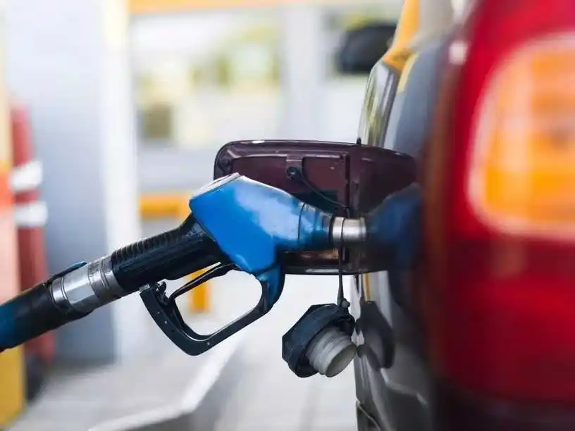Las petroleras replican la suba de YPF y evitarán saltos bruscos en surtidores hasta julio