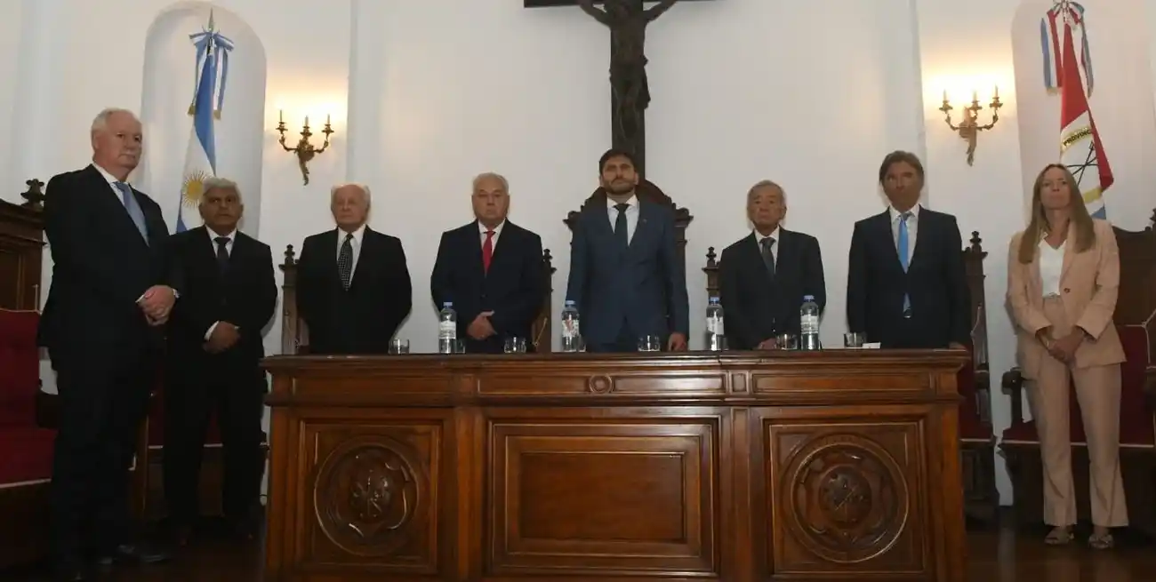 Gutiérrez encabezó el acto junto al gobernador Maximiliano Pullaro, y los ministros de la Corte Ruben Weder, Jorge Baclini, Eduardo Spuler, Roberto Falistocco, Daniel Erbetta y Margarita Zabalza.