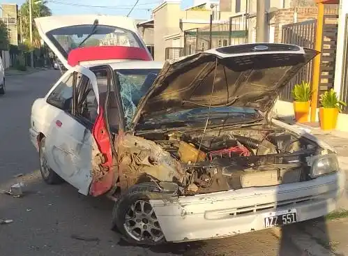 Así quedó el Ford Escort que fue chocado por el camión cuando estaba estacionado 