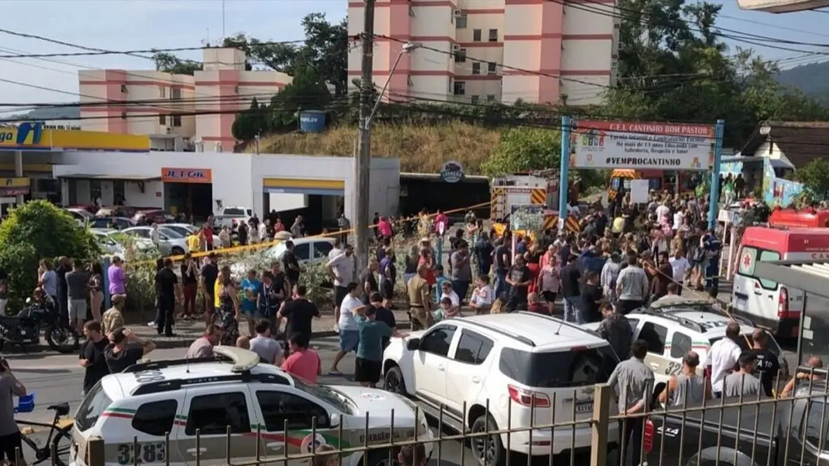 Hombre en Brasil ataca con un hacha a guardería y mueren 4 niños