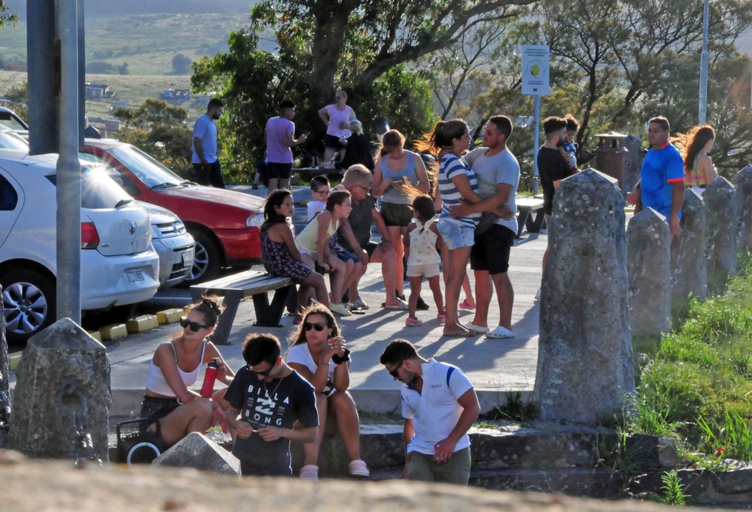 A pesar de las restricciones, fue un caluroso domingo con movimiento en los paseos y muy poco uso del barbijo