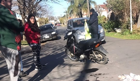 Chocaron moto y auto en Simonino y Miguel Porta: “Lo mismo de siempre”, se quejaron los vecinos