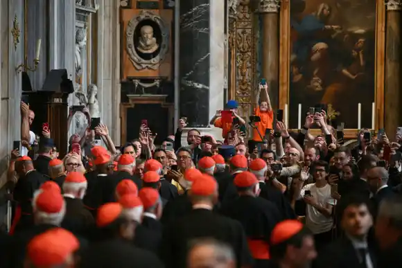 A LA ESPERA DEL CÓNCLAVE, multitudes rinden homenaje al Papa Francisco (+Video)