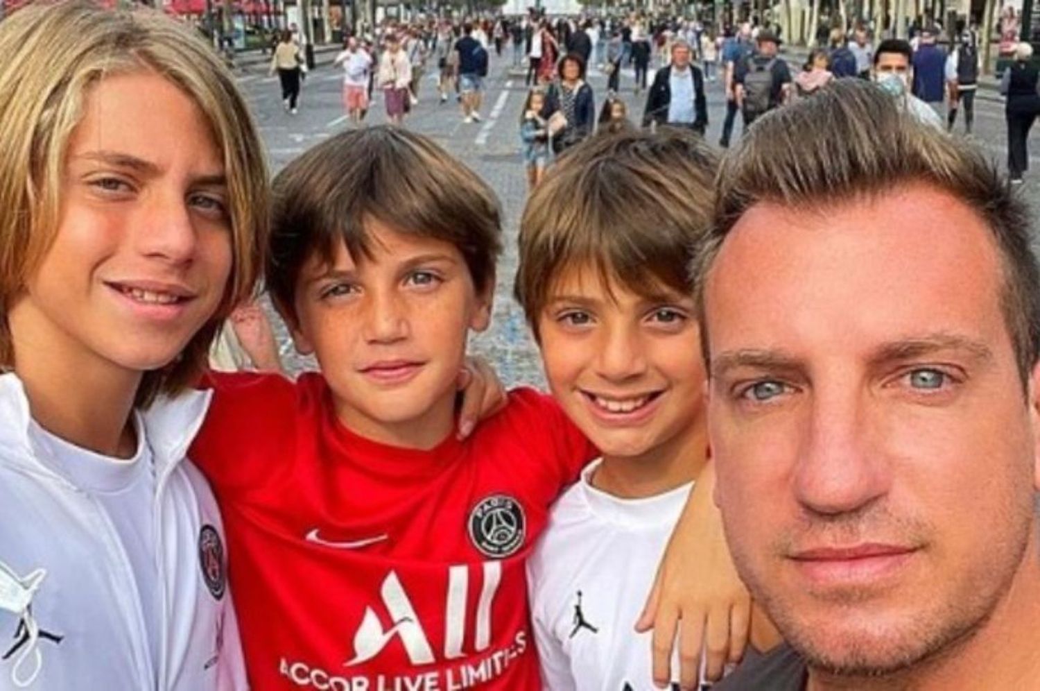 Maxi López junto a sus tres hijos.