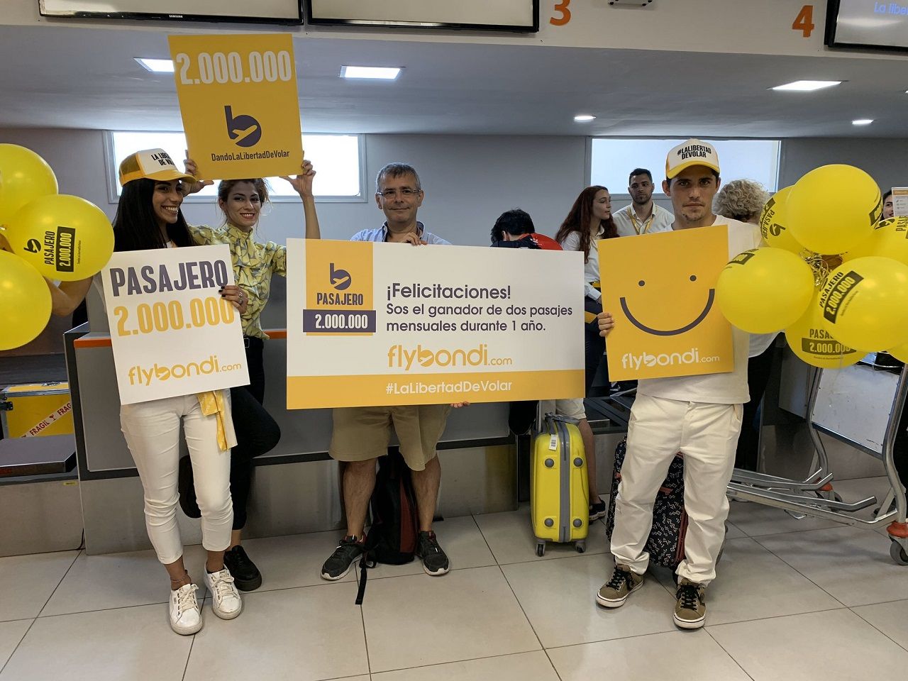 El pasajero N° 2.000.000 de Flybondi se llevó pasajes gratis por un año