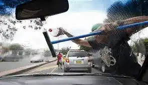 ¡EN MEDELLÍN! Conductor enfurecido tirotea a dos limpiavidrios venezolanos, mata a uno