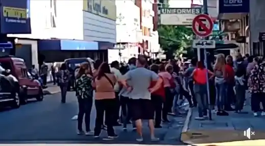 Coronavirus en Provincia: Hasta dos cuadras de cola para entrar a un cajero automático en plena cuarentena