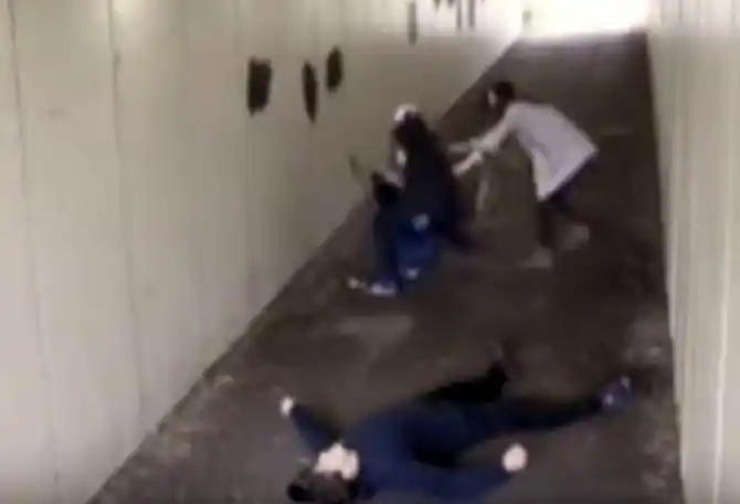 Video: Un joven noqueó a dos hombres que molestaron a su novia