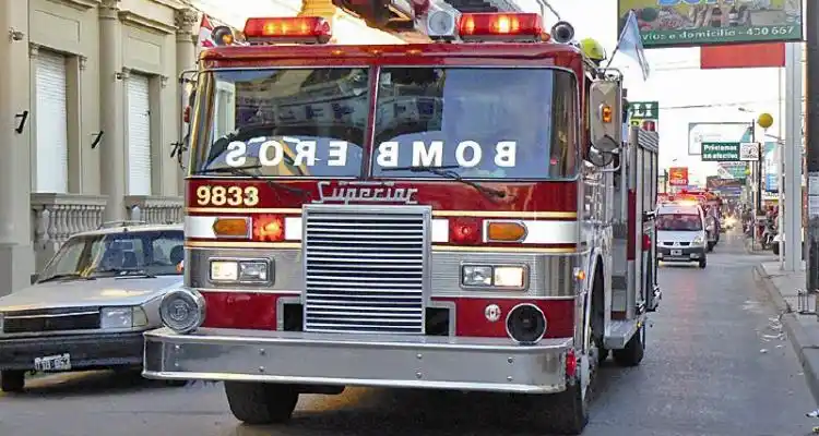 Bomberos presentó la autobomba que llegó de Canadá