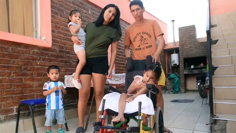 Tiene 5 años, fue operada 12 veces y está por quedarse sin casa donde vivir