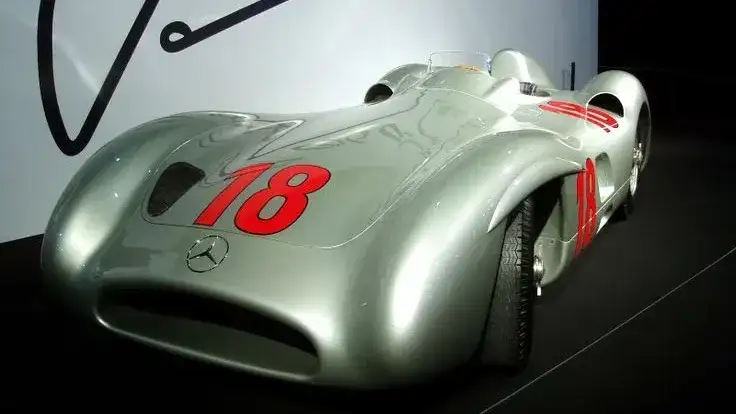 La réplica del auto de Fangio.