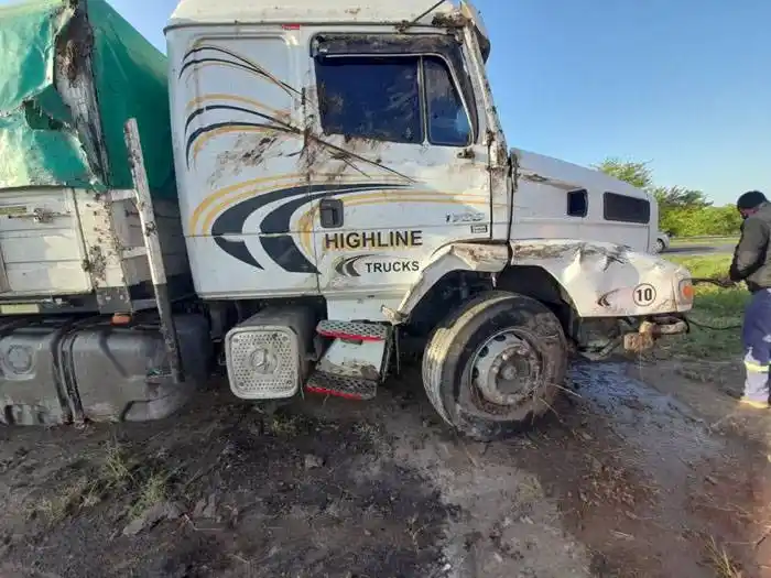 Un camión que viajaba a  San Salvador volcó en la ruta 18