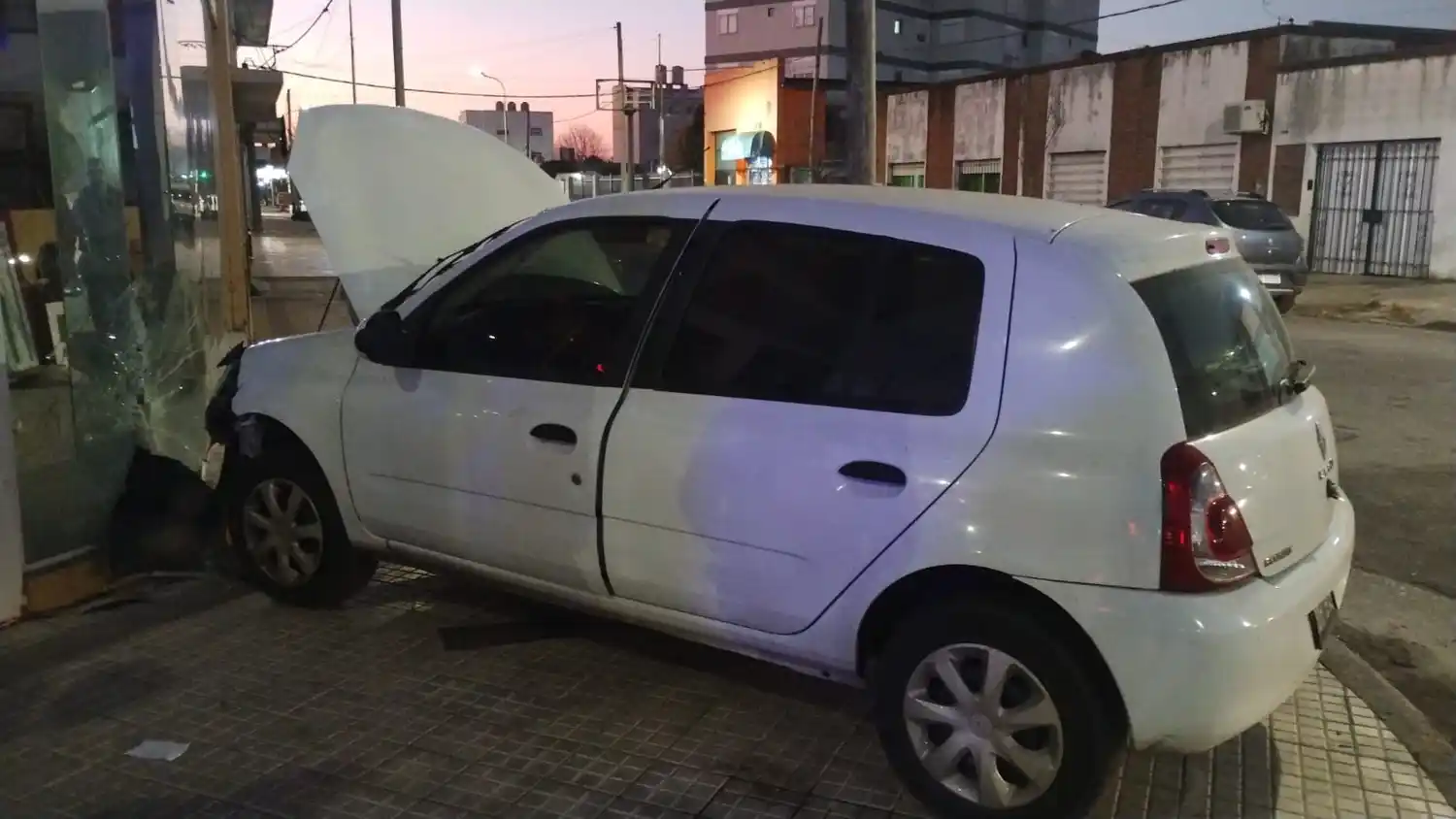 Un Renault Clio terminó su marcha contra el frente de un local de Yrigoyen y Arana.