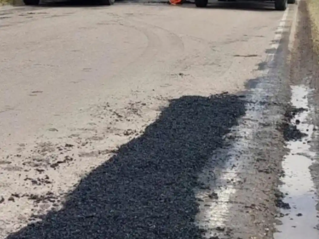 Con material en caliente (trazo fino) se taparon los mayores cráteres del sector.