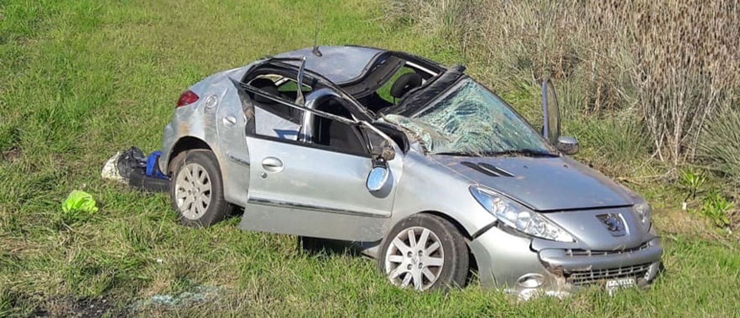 Un auto protagonizó un fuerte vuelco en ruta 2 y dejó tres heridos
