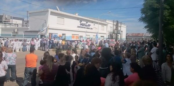 Coronel Charlone, en General Villegas, marchó para protestar contra el cierre de SanCor
